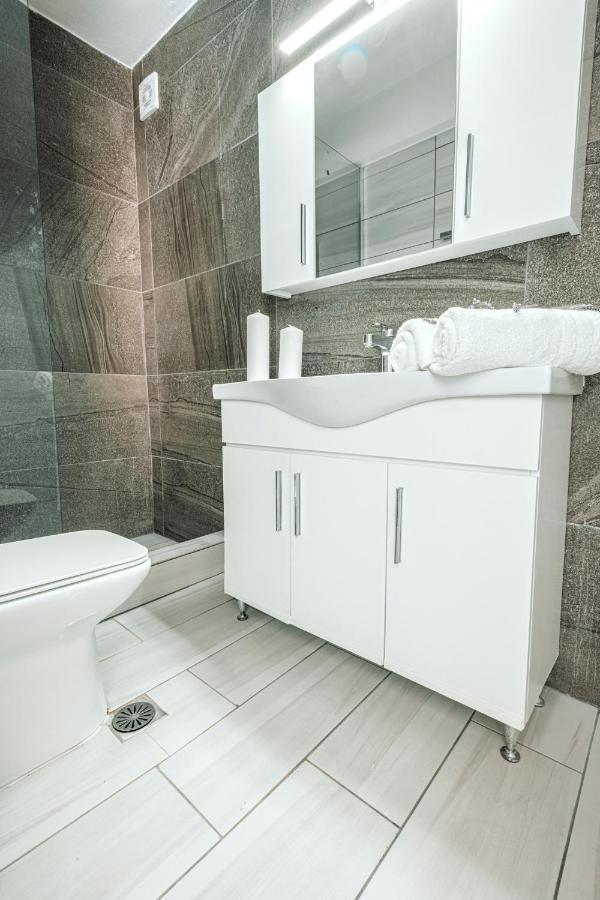 Design Suites Efharis Néa Péramos Dış mekan fotoğraf